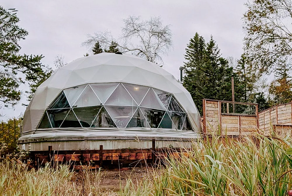 Сферический шатер для отдыха в загородном доме