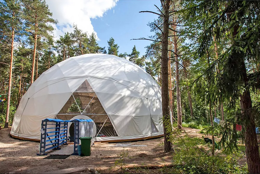 Геокупольный шатер для глэмпинга в лесу